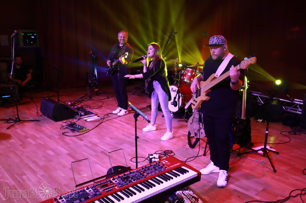 Fotorelacja:  Koncert w Koziegłowach - JULIA TKACZ!