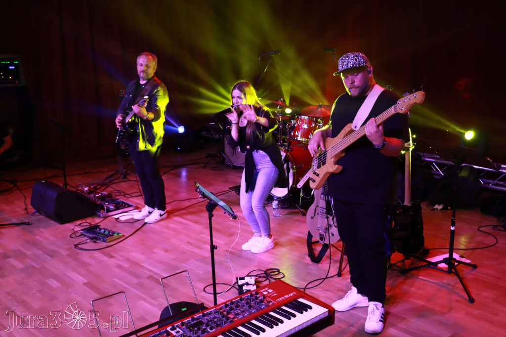 Fotorelacja:  Koncert w Koziegłowach - JULIA TKACZ!