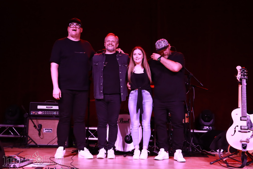 Fotorelacja:  Koncert w Koziegłowach - JULIA TKACZ!
