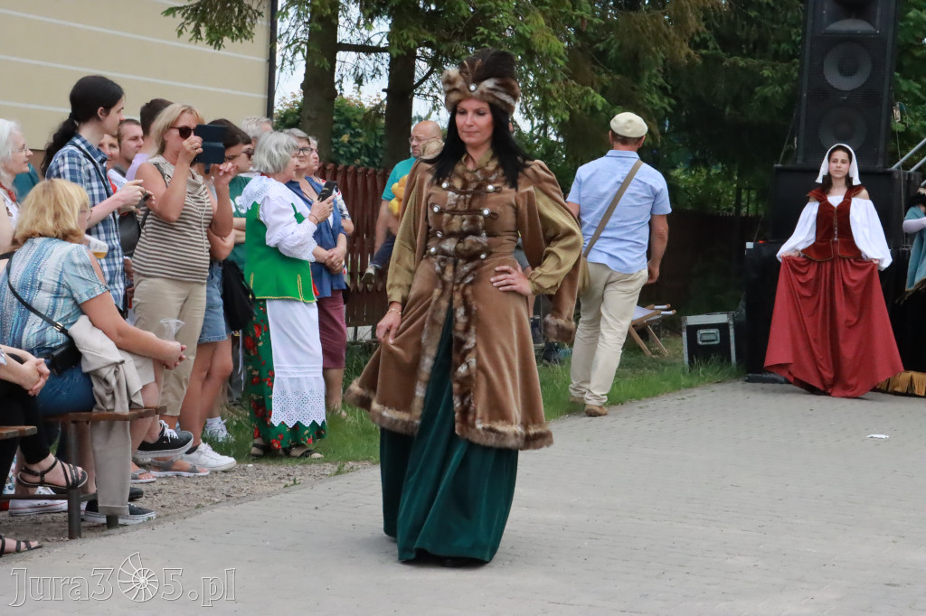 Fotorelacja: Pokazem Mody Historycznej we Włodowicach.