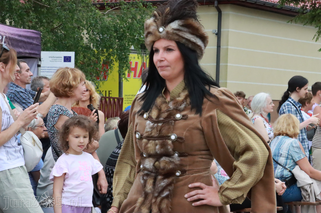 Fotorelacja: Pokazem Mody Historycznej we Włodowicach.