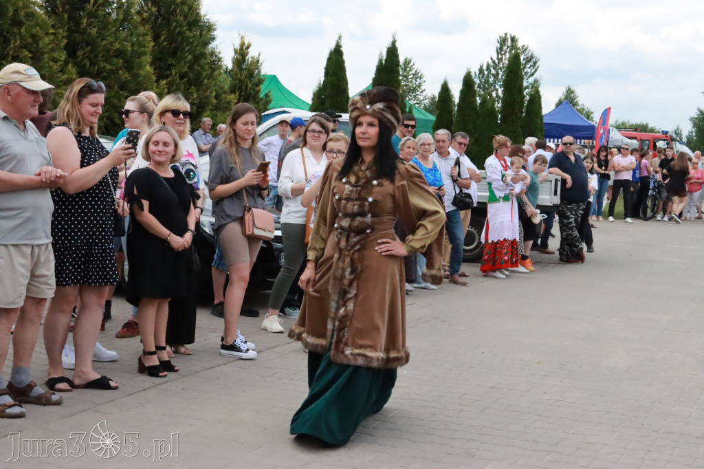 Fotorelacja: Pokazem Mody Historycznej we Włodowicach.