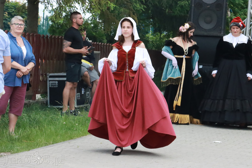 Fotorelacja: Pokazem Mody Historycznej we Włodowicach.