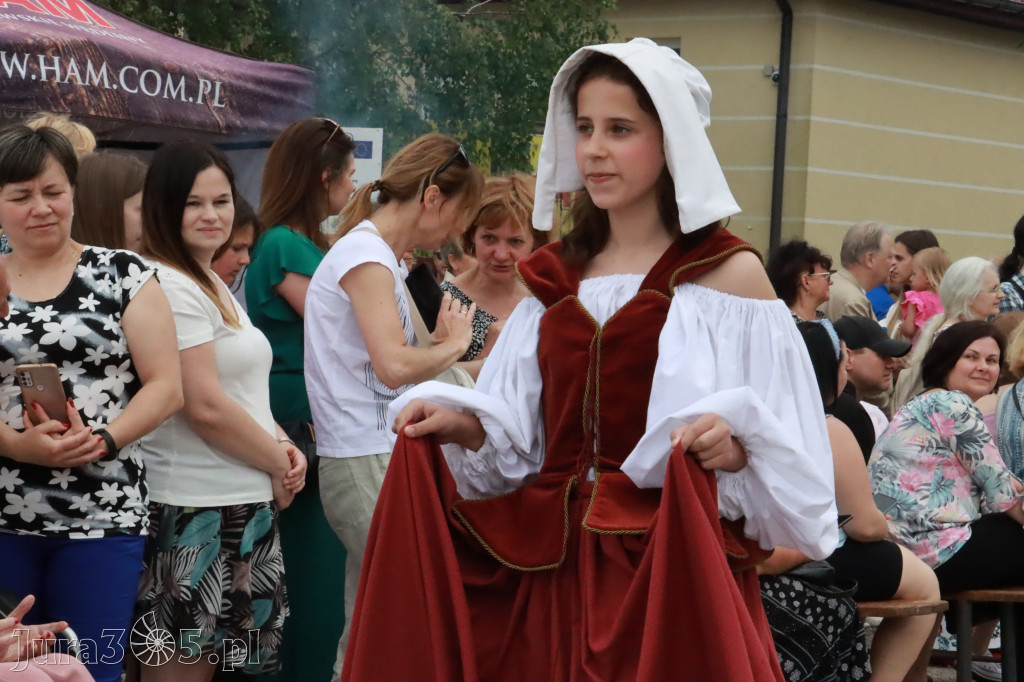 Fotorelacja: Pokazem Mody Historycznej we Włodowicach.