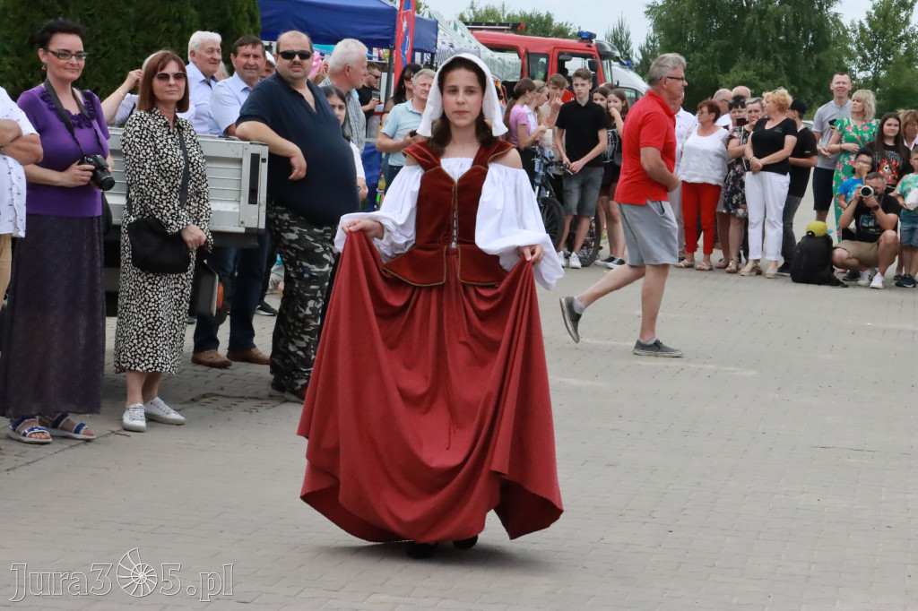 Fotorelacja: Pokazem Mody Historycznej we Włodowicach.
