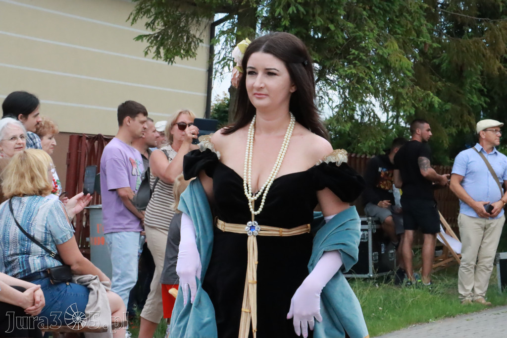 Fotorelacja: Pokazem Mody Historycznej we Włodowicach.