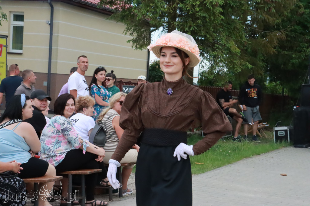 Fotorelacja: Pokazem Mody Historycznej we Włodowicach.