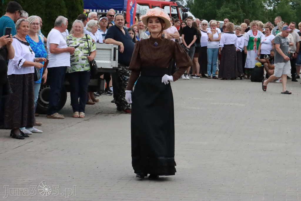 Fotorelacja: Pokazem Mody Historycznej we Włodowicach.