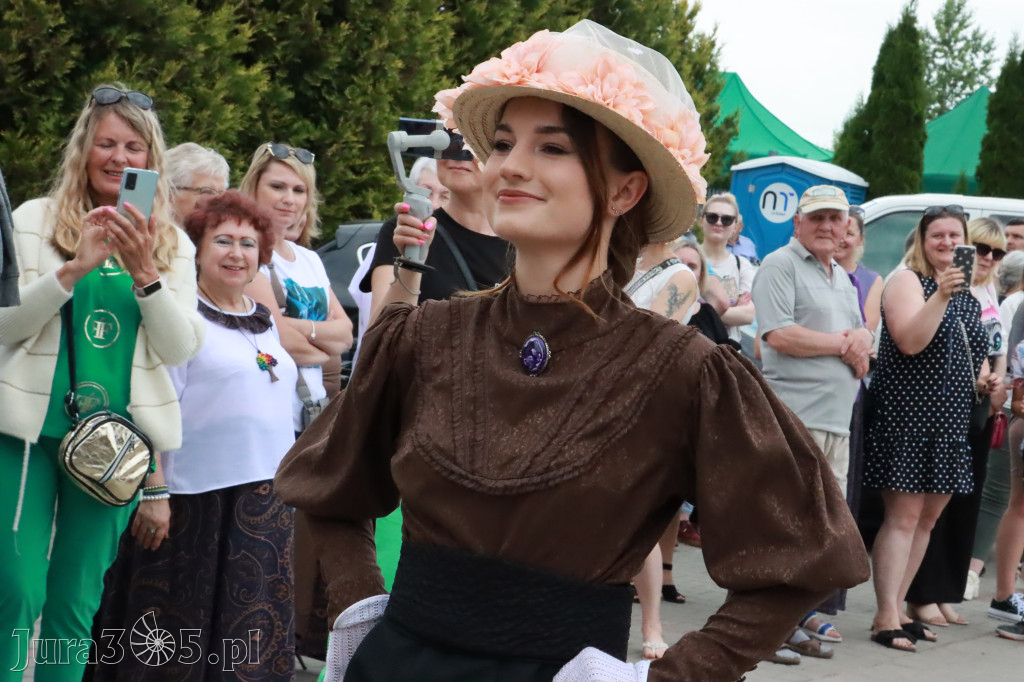 Fotorelacja: Pokazem Mody Historycznej we Włodowicach.