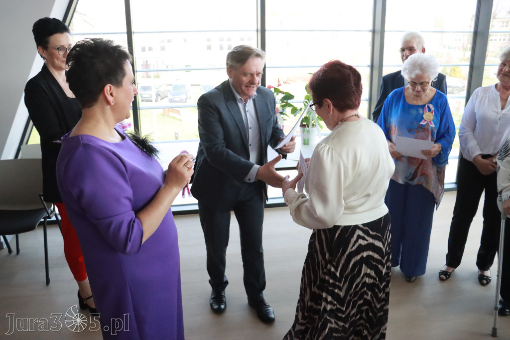 Fotorelacja: Pasowanie na Seniora w Koziegłowach - Klub Seniora Koziołek