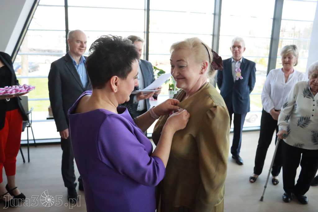 Fotorelacja: Pasowanie na Seniora w Koziegłowach - Klub Seniora Koziołek