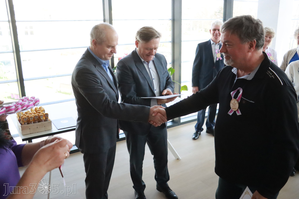 Fotorelacja: Pasowanie na Seniora w Koziegłowach - Klub Seniora Koziołek
