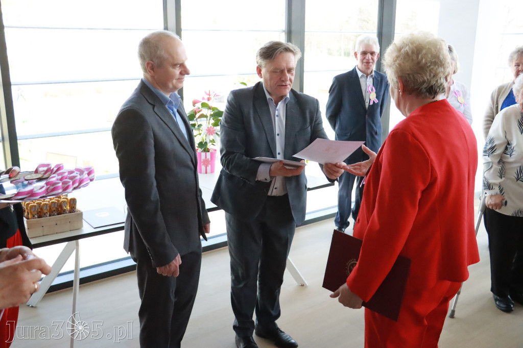 Fotorelacja: Pasowanie na Seniora w Koziegłowach - Klub Seniora Koziołek