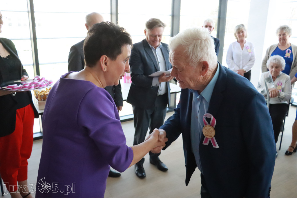 Fotorelacja: Pasowanie na Seniora w Koziegłowach - Klub Seniora Koziołek