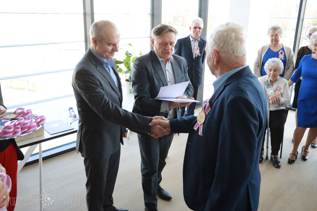 Fotorelacja: Pasowanie na Seniora w Koziegłowach - Klub Seniora Koziołek