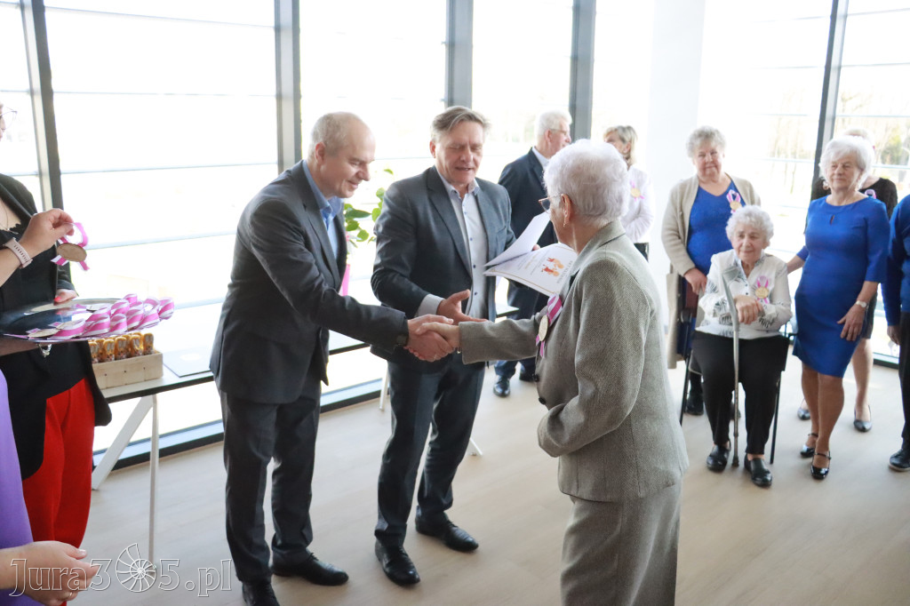 Fotorelacja: Pasowanie na Seniora w Koziegłowach - Klub Seniora Koziołek