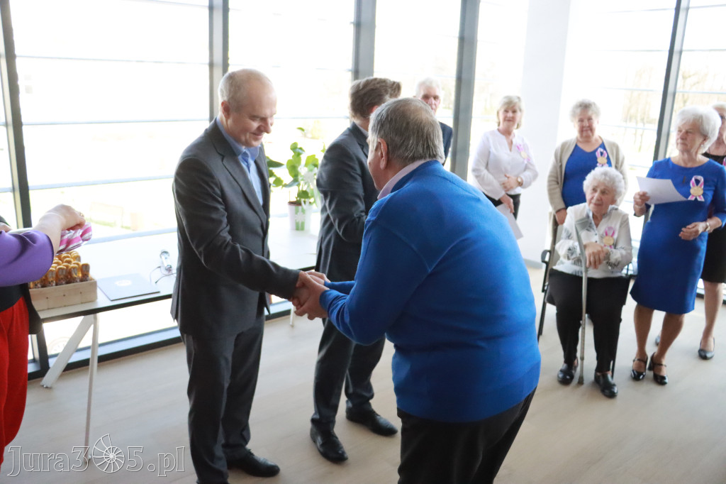 Fotorelacja: Pasowanie na Seniora w Koziegłowach - Klub Seniora Koziołek