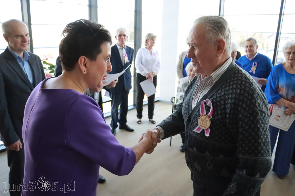 Fotorelacja: Pasowanie na Seniora w Koziegłowach - Klub Seniora Koziołek