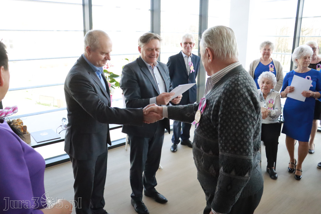 Fotorelacja: Pasowanie na Seniora w Koziegłowach - Klub Seniora Koziołek