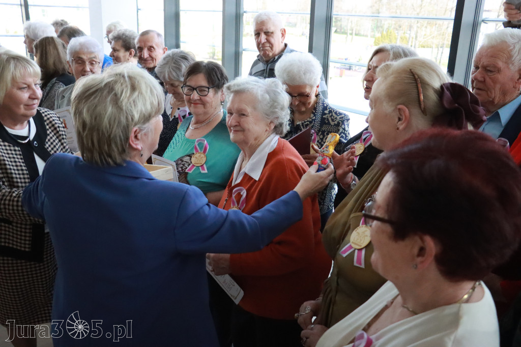 Fotorelacja: Pasowanie na Seniora w Koziegłowach - Klub Seniora Koziołek