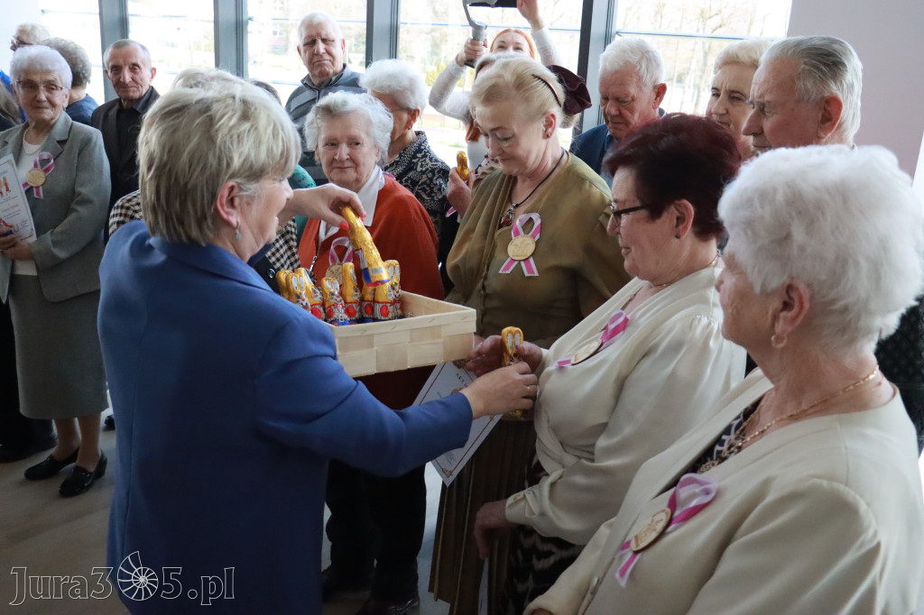 Fotorelacja: Pasowanie na Seniora w Koziegłowach - Klub Seniora Koziołek