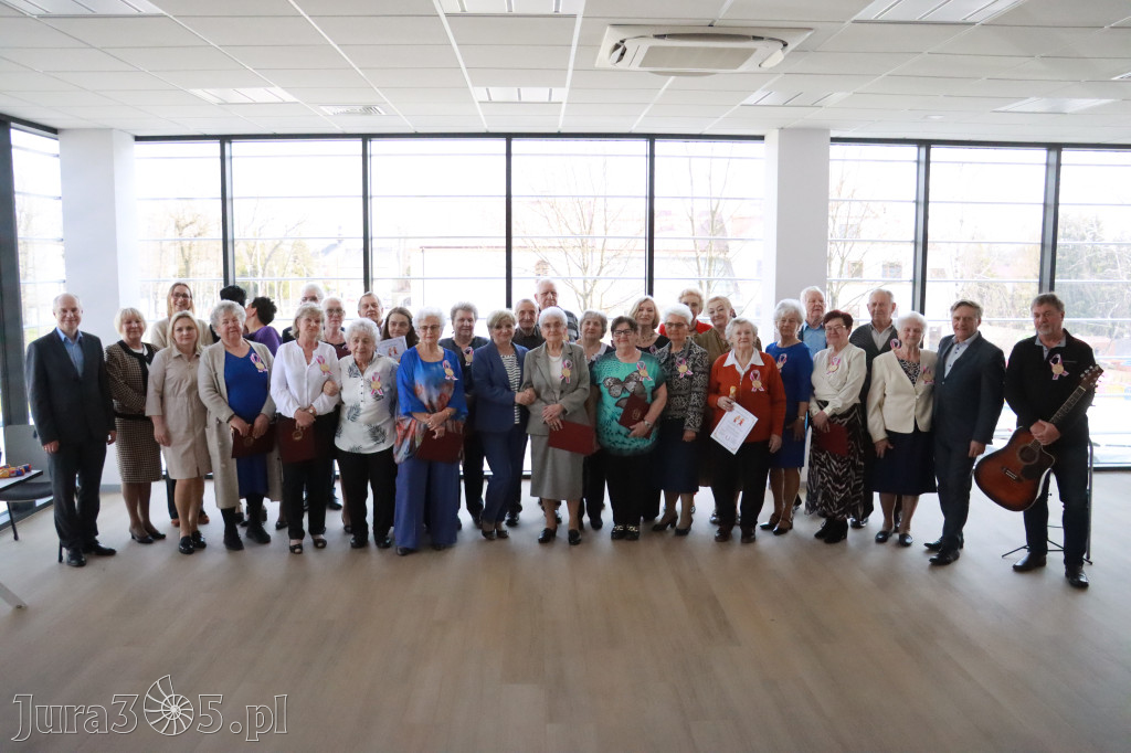 Fotorelacja: Pasowanie na Seniora w Koziegłowach - Klub Seniora Koziołek