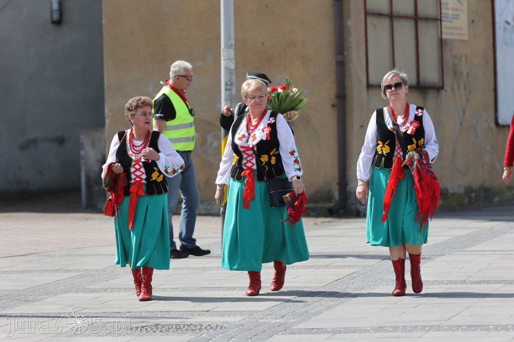 Fotorelacja: Obchody Święta Konstytucji i MOTO piknik w Łazach.