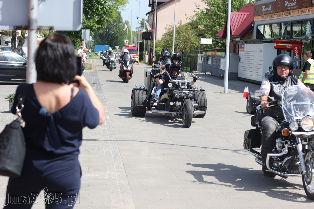 Fotorelacja: Obchody Święta Konstytucji i MOTO piknik w Łazach.