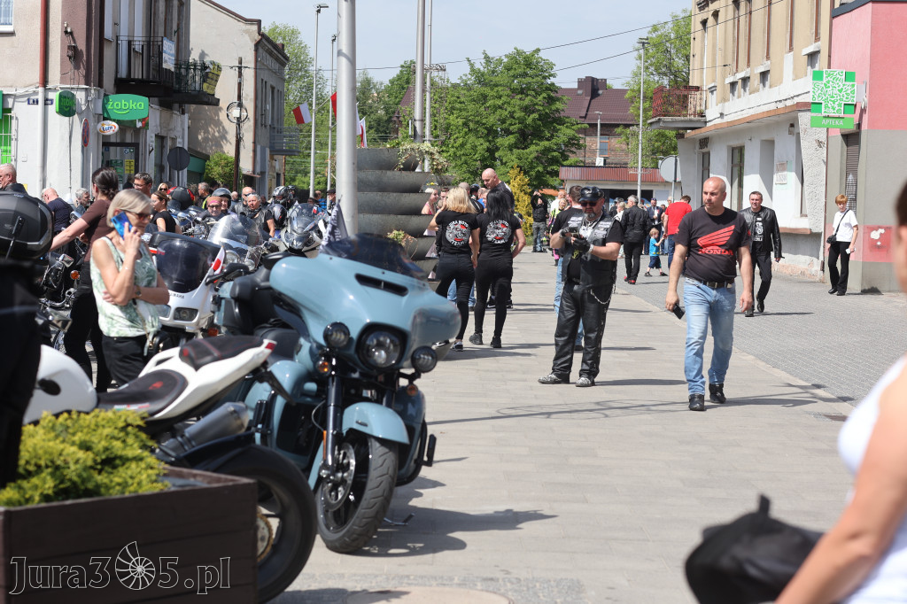 Fotorelacja: Obchody Święta Konstytucji i MOTO piknik w Łazach.
