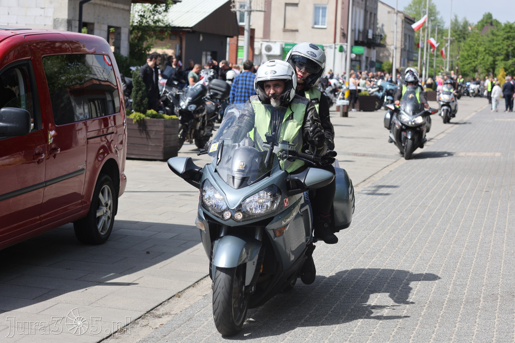 Fotorelacja: Obchody Święta Konstytucji i MOTO piknik w Łazach.