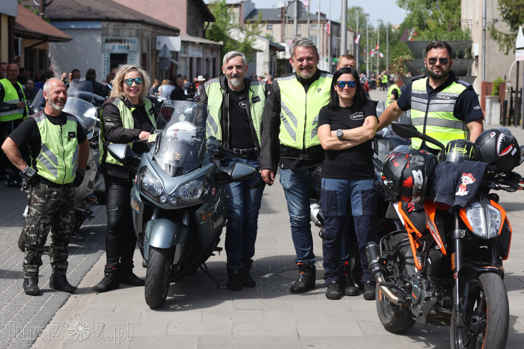 Fotorelacja: Obchody Święta Konstytucji i MOTO piknik w Łazach.