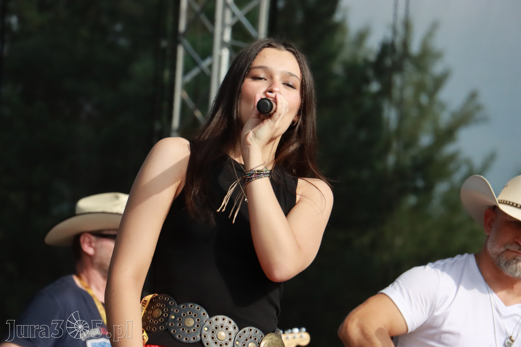 Fotorelacja IX: Występ Mai Boguckiej i zespołu Droga na Ostrołękę - Festiwal z Kopyta w Gniazdowie