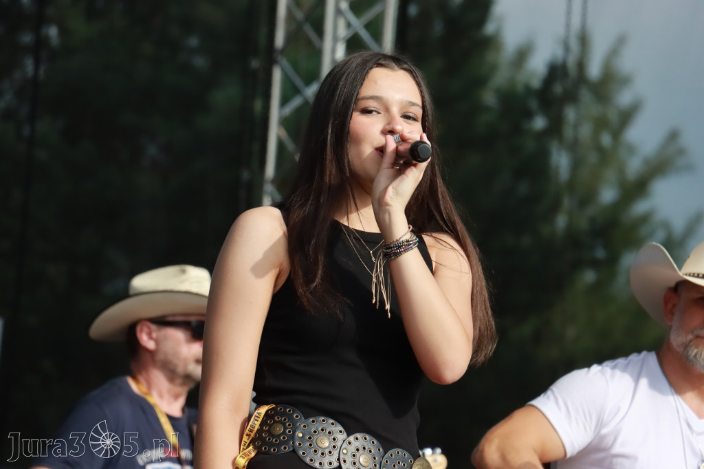 Fotorelacja IX: Występ Mai Boguckiej i zespołu Droga na Ostrołękę - Festiwal z Kopyta w Gniazdowie