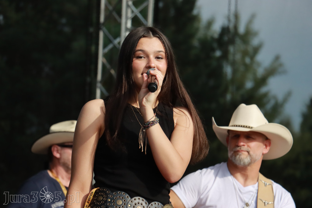 Fotorelacja IX: Występ Mai Boguckiej i zespołu Droga na Ostrołękę - Festiwal z Kopyta w Gniazdowie