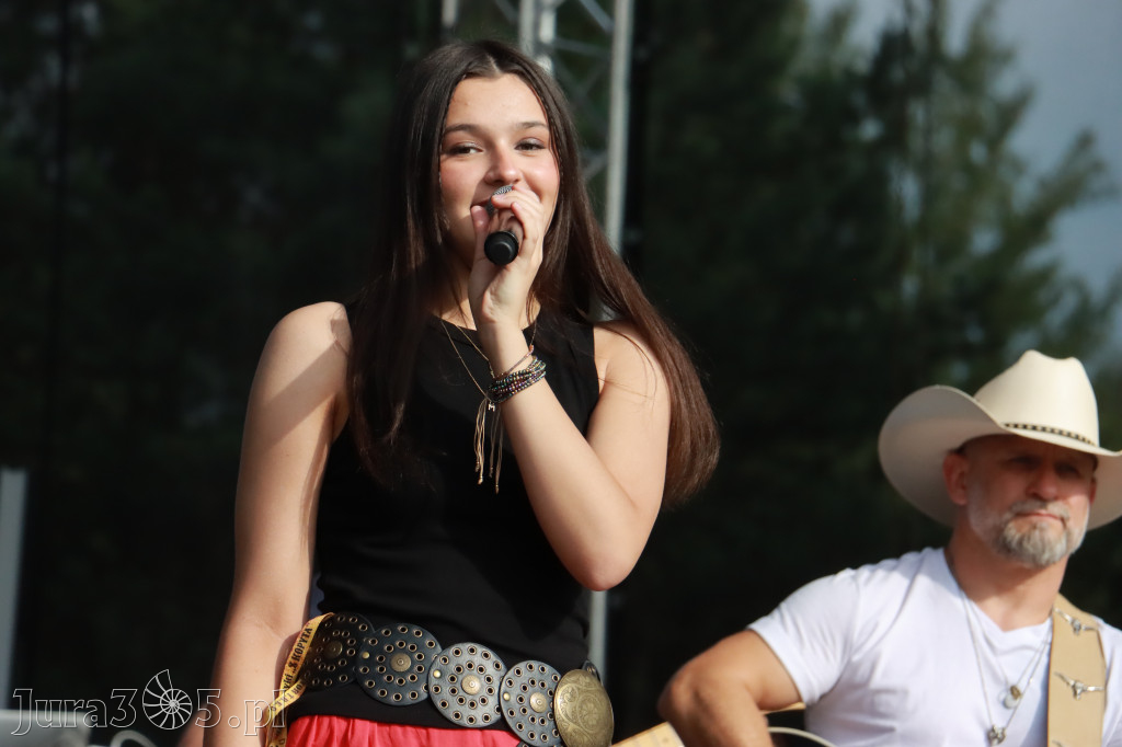 Fotorelacja IX: Występ Mai Boguckiej i zespołu Droga na Ostrołękę - Festiwal z Kopyta w Gniazdowie