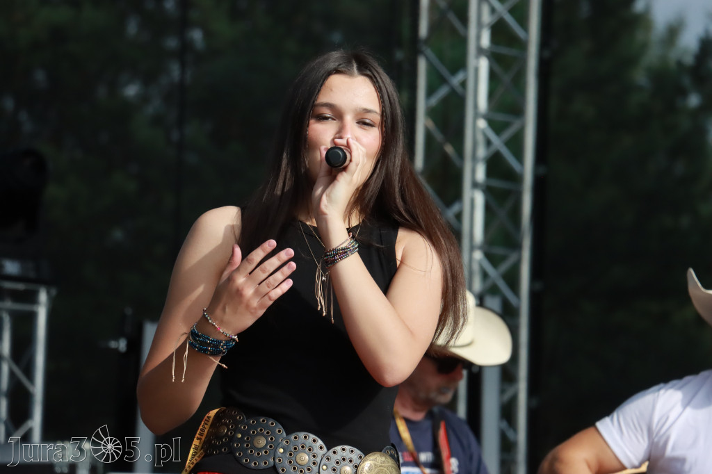 Fotorelacja IX: Występ Mai Boguckiej i zespołu Droga na Ostrołękę - Festiwal z Kopyta w Gniazdowie