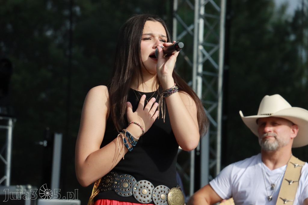 Fotorelacja IX: Występ Mai Boguckiej i zespołu Droga na Ostrołękę - Festiwal z Kopyta w Gniazdowie