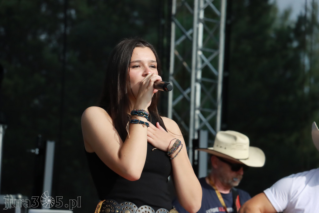 Fotorelacja IX: Występ Mai Boguckiej i zespołu Droga na Ostrołękę - Festiwal z Kopyta w Gniazdowie