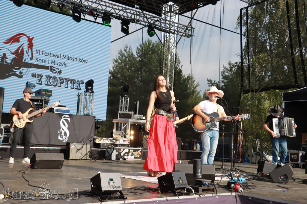 Fotorelacja IX: Występ Mai Boguckiej i zespołu Droga na Ostrołękę - Festiwal z Kopyta w Gniazdowie