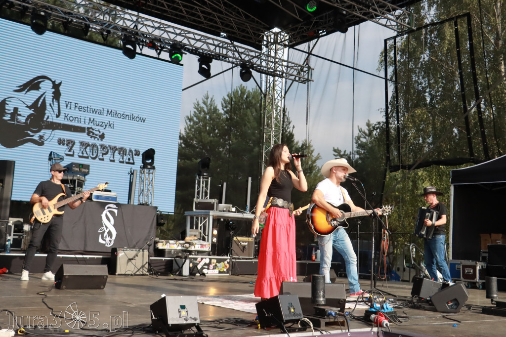Fotorelacja IX: Występ Mai Boguckiej i zespołu Droga na Ostrołękę - Festiwal z Kopyta w Gniazdowie
