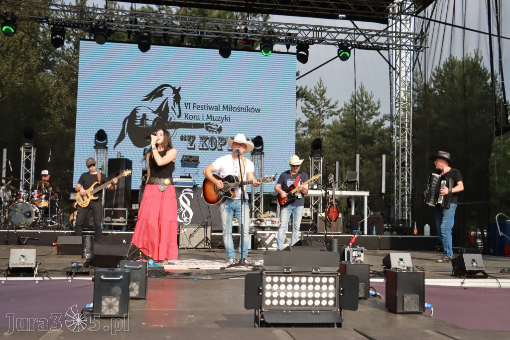 Fotorelacja IX: Występ Mai Boguckiej i zespołu Droga na Ostrołękę - Festiwal z Kopyta w Gniazdowie
