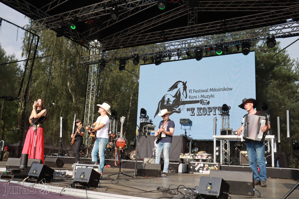 Fotorelacja IX: Występ Mai Boguckiej i zespołu Droga na Ostrołękę - Festiwal z Kopyta w Gniazdowie