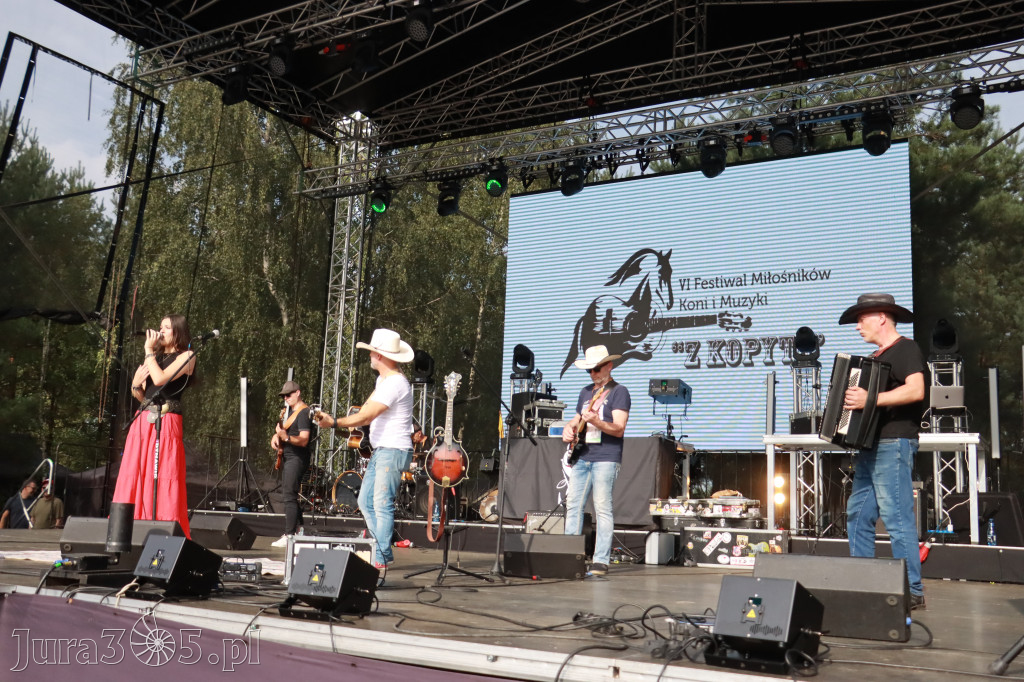 Fotorelacja IX: Występ Mai Boguckiej i zespołu Droga na Ostrołękę - Festiwal z Kopyta w Gniazdowie
