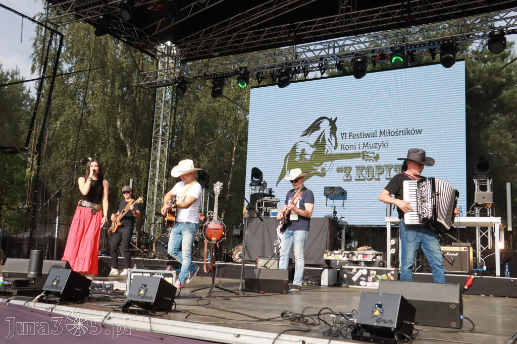 Fotorelacja IX: Występ Mai Boguckiej i zespołu Droga na Ostrołękę - Festiwal z Kopyta w Gniazdowie