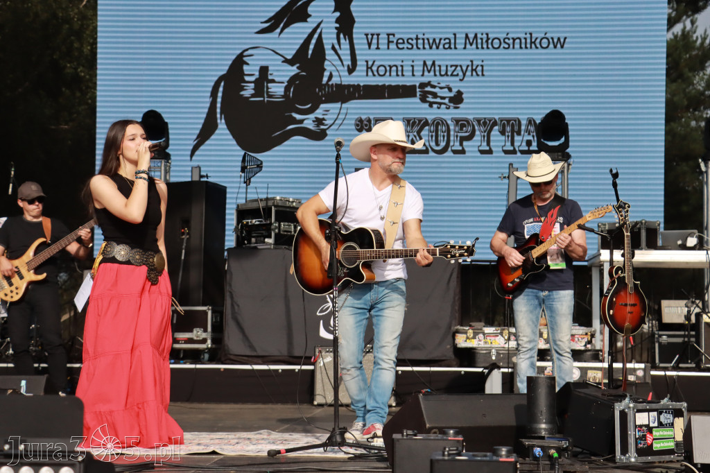 Fotorelacja IX: Występ Mai Boguckiej i zespołu Droga na Ostrołękę - Festiwal z Kopyta w Gniazdowie