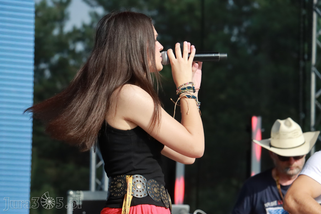 Fotorelacja IX: Występ Mai Boguckiej i zespołu Droga na Ostrołękę - Festiwal z Kopyta w Gniazdowie