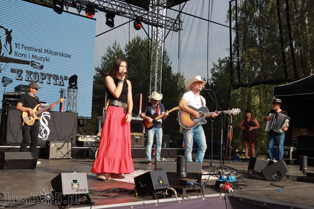 Fotorelacja IX: Występ Mai Boguckiej i zespołu Droga na Ostrołękę - Festiwal z Kopyta w Gniazdowie