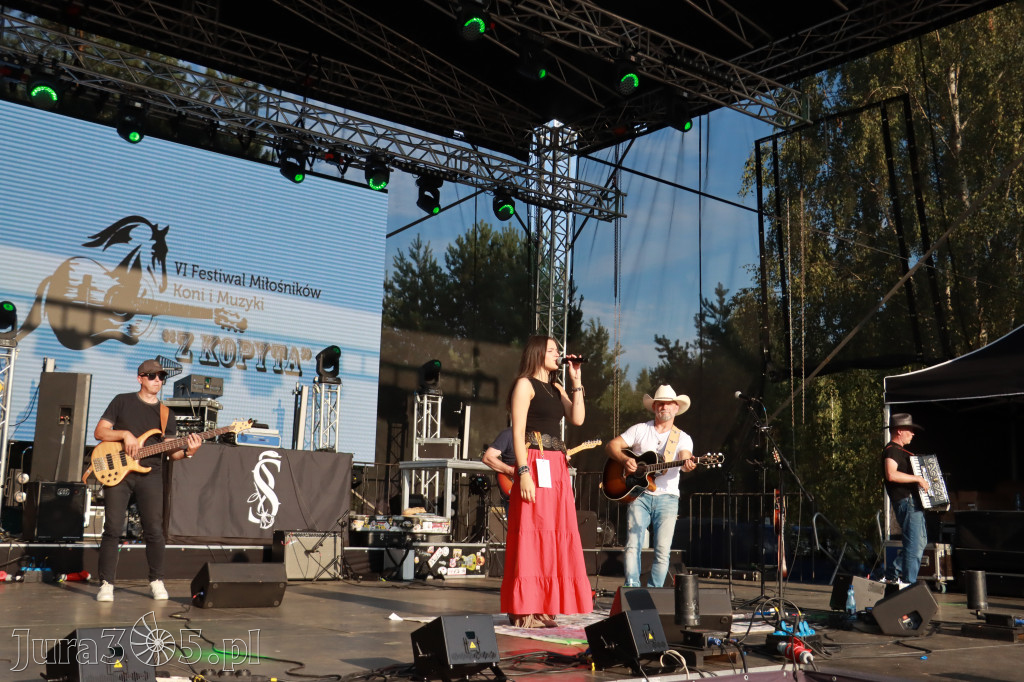 Fotorelacja IX: Występ Mai Boguckiej i zespołu Droga na Ostrołękę - Festiwal z Kopyta w Gniazdowie
