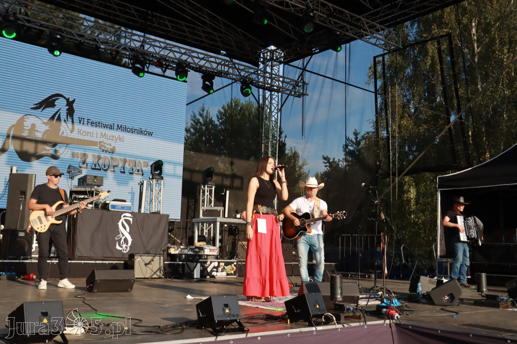 Fotorelacja IX: Występ Mai Boguckiej i zespołu Droga na Ostrołękę - Festiwal z Kopyta w Gniazdowie
