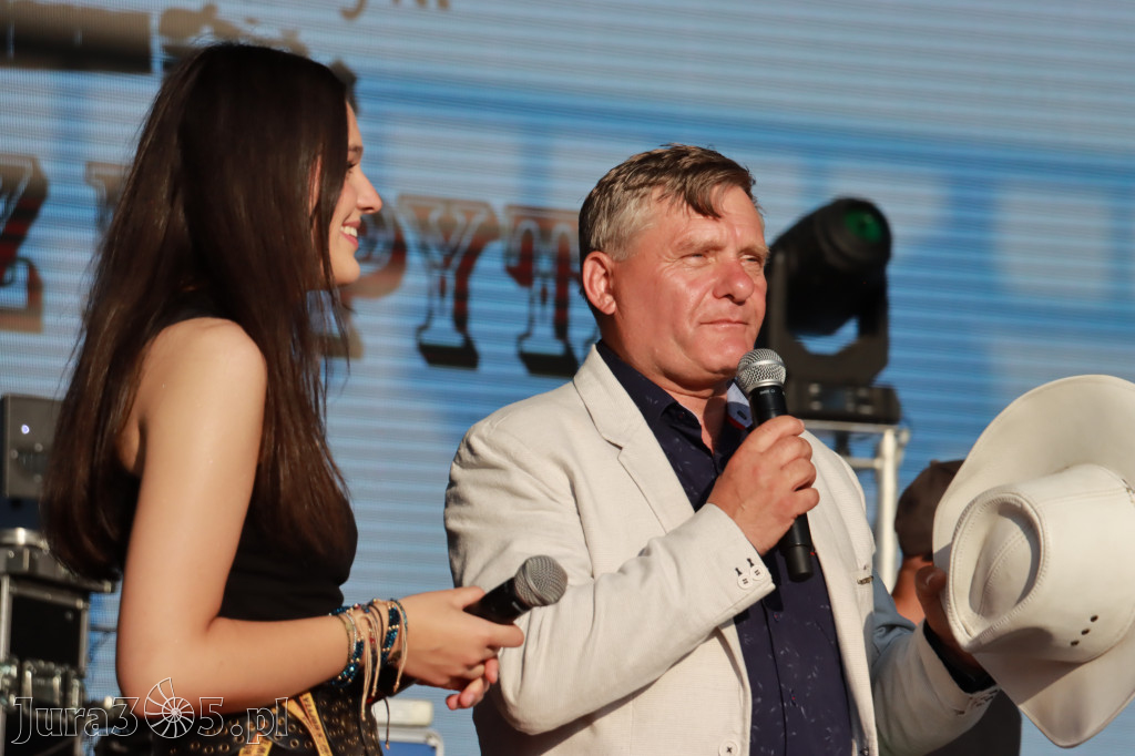 Fotorelacja IX: Występ Mai Boguckiej i zespołu Droga na Ostrołękę - Festiwal z Kopyta w Gniazdowie